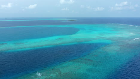 Antenne-Des-Tropischen-Klaren-Wassers-Auf-Der-Malediven-Insel