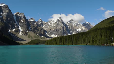 Vista-Panorámica-Del-Lago-Moraine-En-El-Parque-Nacional-De-Banff,-Alberta,-Canadá---Toma-Panorámica