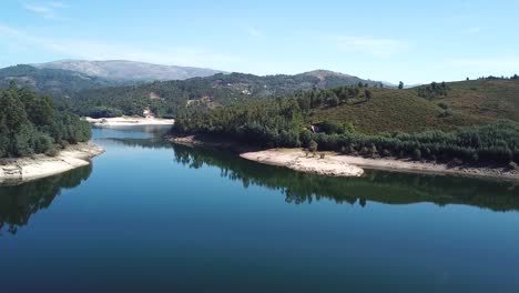 Hermoso-Vuelo-De-Drones-Sobre-Una-Presa-En-Portugal,-En-Un-Día-Claro-Y-Soleado