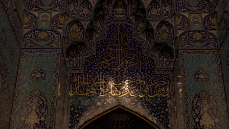 Hermosas-Obras-De-Arte-En-El-Interior-De-Una-Mezquita-En-Omán---ángulo-Bajo-Estático