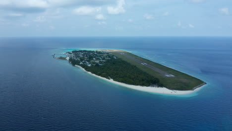 Luftaufnahme-Der-Landebahn-Auf-Der-Insel-Dharavandhoo-Auf-Den-Malediven