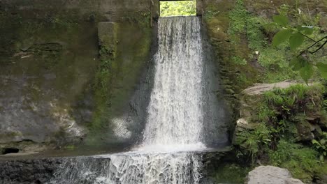 Friedlicher-Wald-Zen-Wasserfall-Zeitlupe-Frische-Fließende-Wasserkaskade-Kippen-Nach-Oben