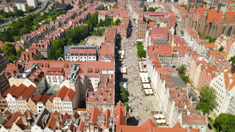 Gdansk-Old-Town-revealing-shot---tourists-visiting-Long-Market,-Basilica-of-St