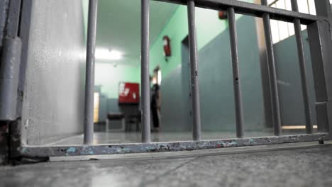 Ein-Gefangener-Steht-Vor-Seiner-Zelle-In-Einem-Gefängnis