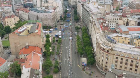 Panorama-Der-Athleten,-Die-Während-Des-Belgrad-Marathons-In-Serbien-An-Der-Ziellinie-In-Der-Balkanska-Straße-Laufen