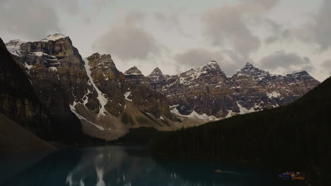 Lago-Moraine-Y-Montañas-Rocosas-En-El-Parque-Nacional-De-Banff,-Alberta,-Canadá-Al-Amanecer---Plano-Amplio-Y-Estático