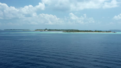 Vista-Aérea-De-La-Isla-Hanifarurah-Y-En-El-Fondo-Kihaa-Maldives
