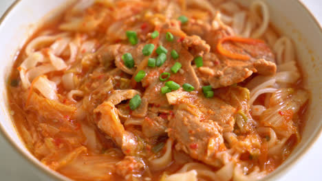 Fideos-Ramen-Udon-Coreanos-Con-Cerdo-En-Sopa-De-Kimchi---Estilo-De-Comida-Asiática
