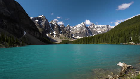 Moränensee,-Umgeben-Von-Den-Rocky-Mountains-Im-Banff-Nationalpark-In-Alberta,-Kanada---Zeitraffer