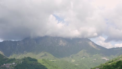 Gran-Vista-Aérea-De-Los-Alpes-Orobie-Y-El-Cielo-Con-Nubes