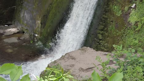Friedlicher-Wald-Zen-Wasserfall-In-Zeitlupe,-Frisch-Fließende-Wasserkaskade,-Die-Nach-Unten-Blickt