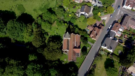 4K-Drohnenvideo-Der-Kleinen-Kirche-Im-Dorf-Bridge-Bei-Canterbury