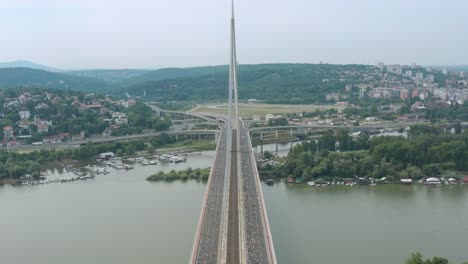 Panorama-Der-Athleten,-Die-Während-Des-Belgrad-Marathons-Die-Ada-Brücke-überqueren
