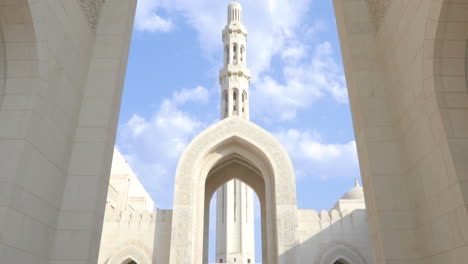 Mezquita-Al-Aire-Libre-De-Omán-Para-La-Religión-Musulmana:-Inclinación-Cinematográfica-Con-Pájaros-Volando