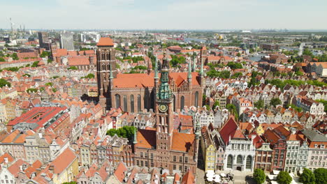 Glatte-Filmische-Luft-über-Der-Historischen-Stadt-Danzig-In-Polen---Ein-Gotisches-Meisterwerk-Der-Architektur