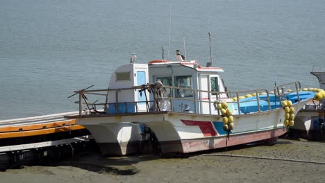 Fischerboot-Auf-Vor-Anker-An-Der-Küste-Der-Insel-Ganghwado-In-Südkorea