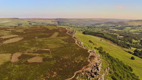 Luftaufnahme-über-Einem-Wunderschönen-Grünen-Landschaftshügel-Und-Feldern-In-England