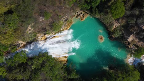 Tropischer-Wasserfall-In-Exotischer-Regenwaldlandschaft,-4k-luftbild-Von-Oben-Nach-Unten