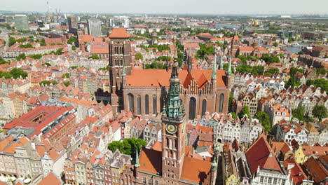 Beautiful-Clock-of-the-Town-Hall-in-Gdansk-at-daytime,-Poland,-aerial-view