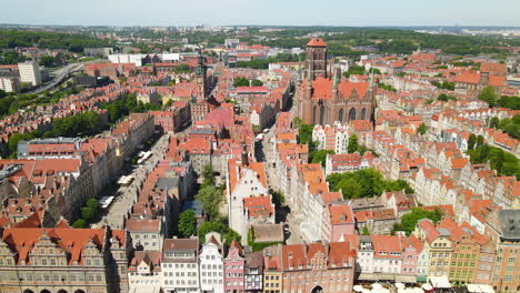 Casco-Antiguo-De-Gdansk-Con-Hitos-Notables-Del-Ayuntamiento-De-Gdansk,-El-Mercado-Largo-Y-St