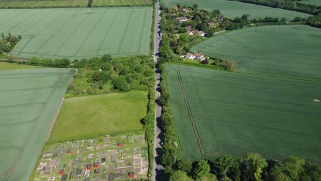 4K-Drohnenvideo-Des-Dorfes-Bridge-In-Der-Nähe-Von-Canterbury-Mit-Grünen-Feldern