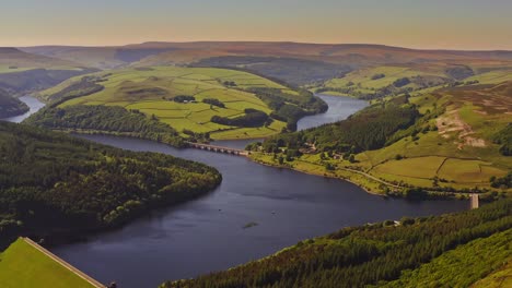 Unglaubliche-Luftaufnahme-über-Eine-Typisch-Britische-Landschaft-Mit-Hügeln-Und-Flüssen