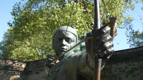 Robin-Hood-statue-on-a-bright-sunny-day-in-Nottingham