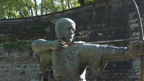 Robin-Hood-historical-statue-at-Nottingham-Castle