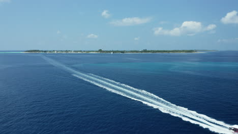 Cruce-En-Barco-Con-La-Isla-Dharavandhoo-De-Fondo-En-Las-Maldivas