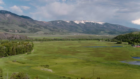 Luftdrohne,-Die-Die-Malerische-Landschaft-Des-Colorado-Waldes-In-Den-Rocky-Mountains-Fegt