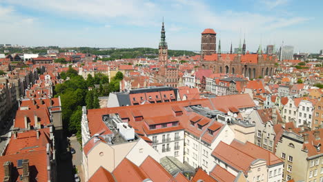 Luftaufnahme-Der-Altstadt-In-Danzig-Mit-Basilika-St