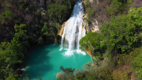 Antenne:-Erstaunlicher-Wasserfall,-Der-Sich-In-Felsigen-Regenwaldbergen-Ergießt