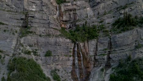 Cascada-De-Agua-En-Roca-En-Bridal-Veil-Falls-En-El-Extremo-Sur-Del-Cañón-Provo-En-Utah