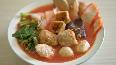 Nudeln-Mit-Fleischbällchen-In-Rosa-Suppe-Oder-Yen-Ta-Vier-Nudeln-Im-Asiatischen-Stil