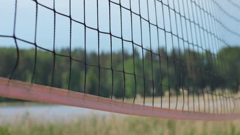 Volleyballnetz-Auf-Einer-Sandhintergrundnahaufnahme