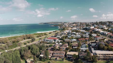 Vista-Panorámica-Del-Paisaje-Urbano-En-El-Paseo-Marítimo-De-La-Playa-De-Agua-Dulce-En-Nueva-Gales-Del-Sur,-Australia