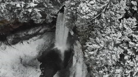 Cataratas-De-Brandywine-Congeladas-Cerca-De-La-Aldea-De-Whistler,-Columbia-Británica,-Canadá---Toma-Aérea-De-Drones