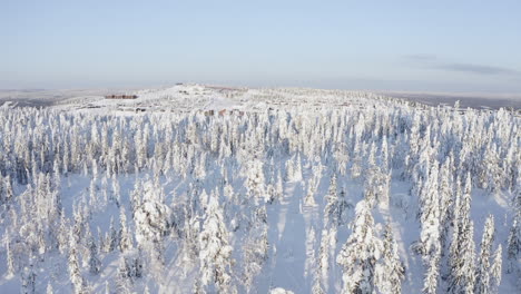 Drohnenaufnahme-Eines-Kleinen-Dorfes-In-Einem-Skigebiet-In-Branäs,-Schweden