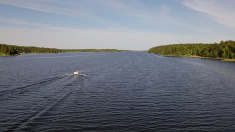 Luftaufnahme-Einem-Boot-Folgend,-Auf-Der-Ostsee-Fahrend,-Warm,-Sonnig,-Sommerabend,-In-Den-Schären-Von-Schweden---Niedrig,-Drohnenaufnahme