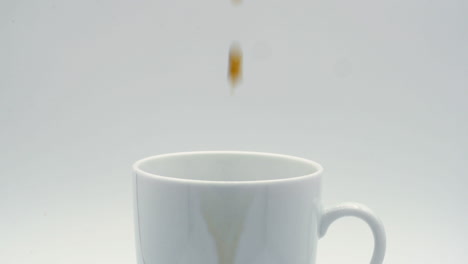 Nahaufnahme-Von-Kaffee,-Der-In-Zeitlupe-In-Becher-Gegossen-Wird