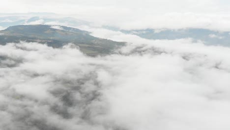 Luftaufnahme-über-Wolken-In-Einem-Nebligen-Sonnenaufgang-Im-Wald
