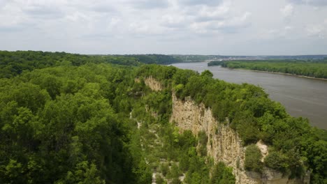 Die-Drohne-Zeigt-Den-Horseshoe-Bluff,-Der-Als-Natürliche-Barriere-Zwischen-Dem-Boden-Des-Canyons-Und-Dem-Mississippi-Fungiert