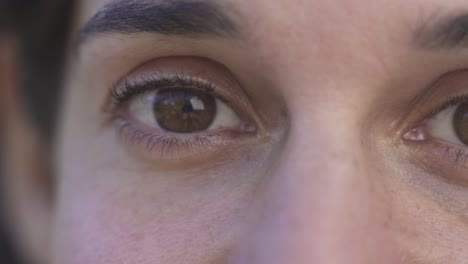 Makroaufnahme-Der-Augen-Einer-Braunen-Kaukasischen-Frau,-Die-Sich-öffnen-Und-überraschen,-Nahaufnahme
