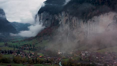 Ciudad-De-Lauterbrunnen-Situada-En-Las-Montañas-Suizas