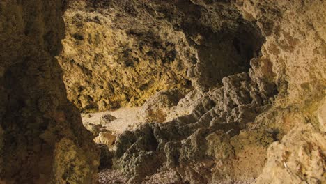 Recorriendo-Lentamente-La-Cueva-Ghar-Lapsi-Con-Un-Agujero-Rocoso-Natural-En-Malta