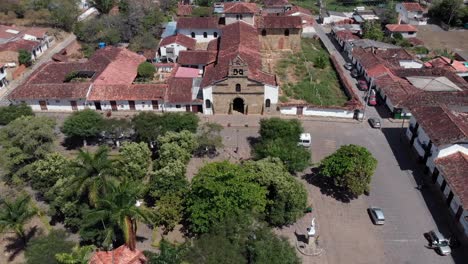 Incline-Hacia-Arriba-Y-Hacia-Atrás-Con-Una-Pequeña-Iglesia-En-Un-Pueblo-De-Colombia
