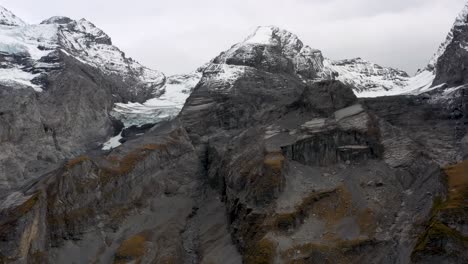 Vista-Aérea-De-Los-Picos-De-Las-Montañas-En-El-Lago-Glaciar-Oeschinensee