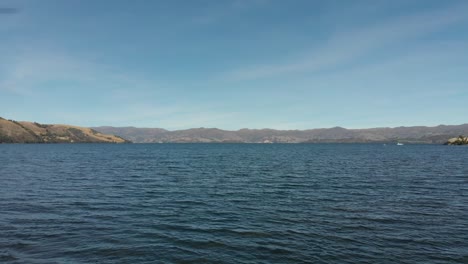 Frente-Inclinado-Sobre-El-Gran-Lago-En-Colombia