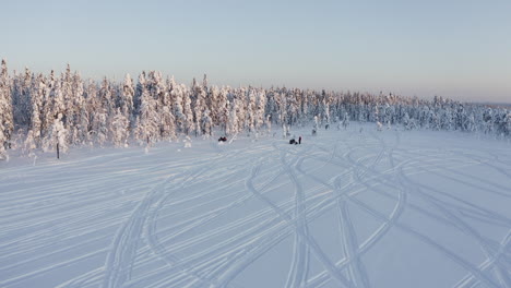Wide-drone-shot-of-a-forest-with-a-lot-of-snow-during-a-cold-winter-in-Sweden