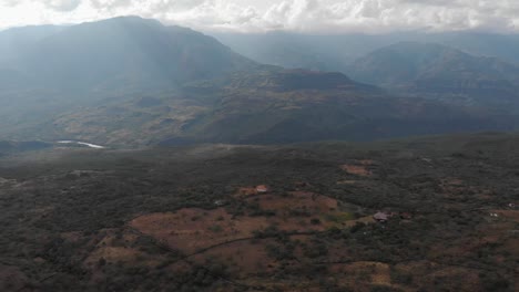 Tire-Al-Frente-Sobre-Los-Campos-Con-Luz-Al-Atardecer-Nublado-En-Colombia